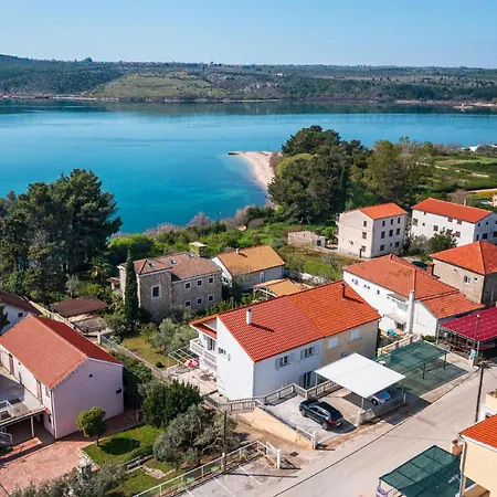 3 Bedroom Stunning In Apartment *