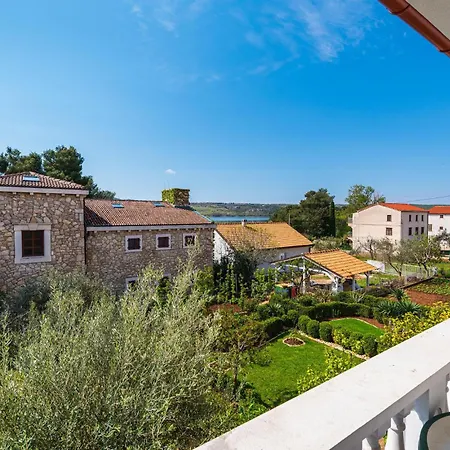 3 Bedroom Stunning In Apartment *